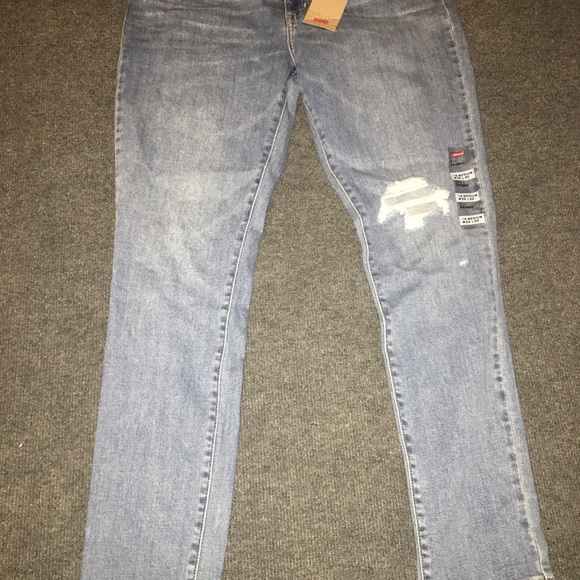Women’s Levis - Picture 2 of 4